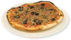 Pizza med kapers, oliven og sardeller